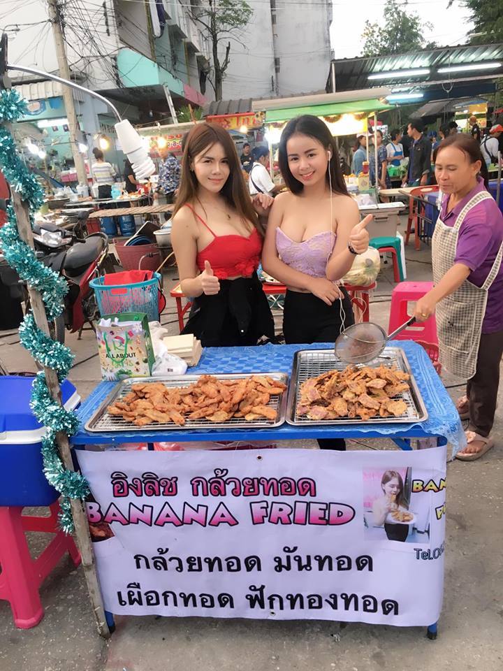 タイ・カンチャナブリにあるセクシー女性コンビの揚げバナナ屋台