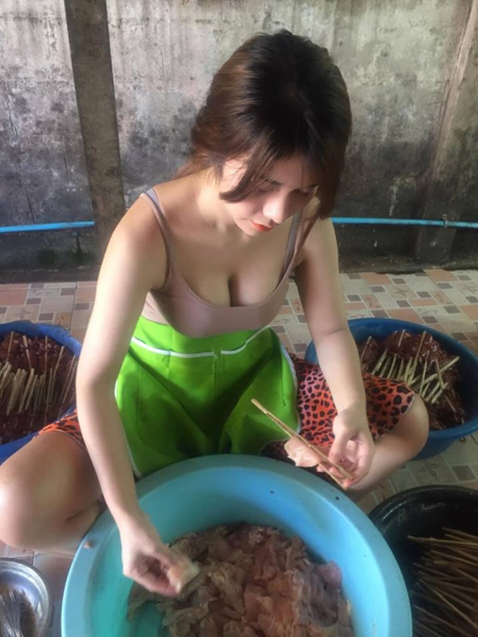 タイ東北部の親孝行娘、セクシーに焼き鳥を作る