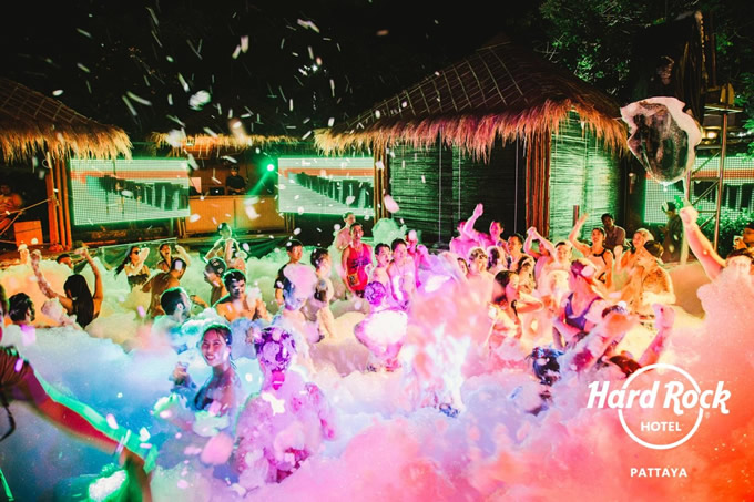 泡まみれの「プールパーティー」がハードロック・パタヤに帰ってきた！
