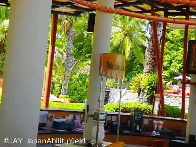サムイ島「バンダラリゾート＆スパサムイ」のビーチバーとレストランで過ごす ロマンチックな夕暮れ