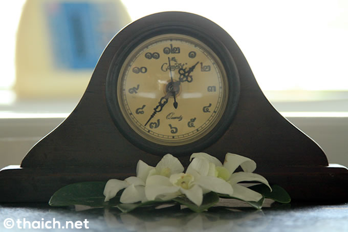 タイ文字時計が時を刻む・・・サムイ島「チャウエン リージェント」でスパ＆マッサージ