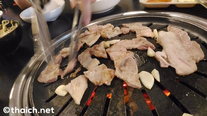 豚の焼き肉が299バーツで2時間食べ放題 豚の焼き肉が299バーツで2時間食べ放題