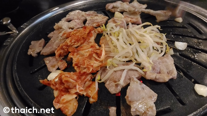 豚の焼き肉が299バーツで2時間食べ放題 豚の焼き肉が299バーツで2時間食べ放題