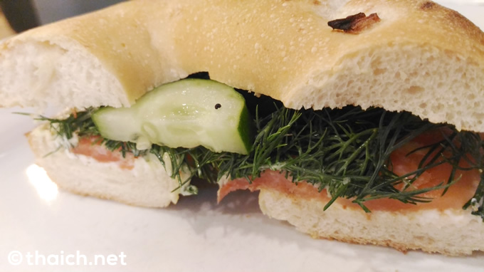 「au bon pain」でパクチー・ラオたぷりのサーモンわさび ベーグル