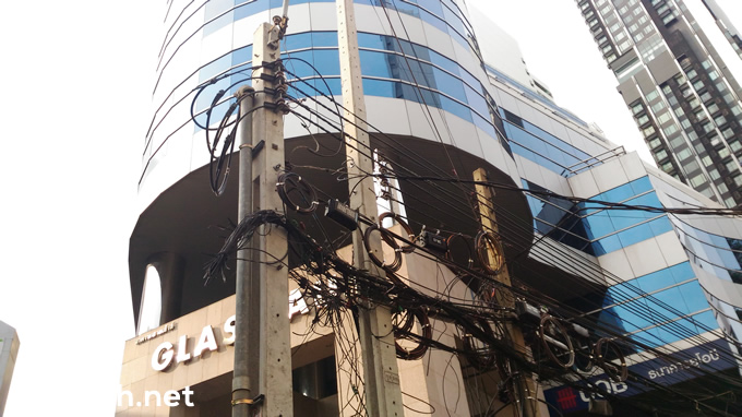 バンコク・スクンビット通りの電線がなくなっていた！