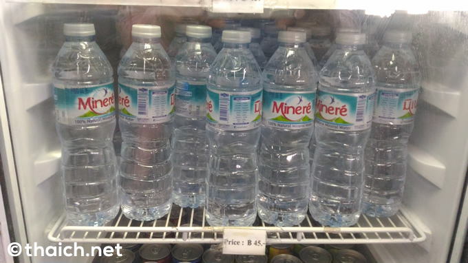 ドンムアン空港での飲料水ボトルの販売価格は通常の4倍！