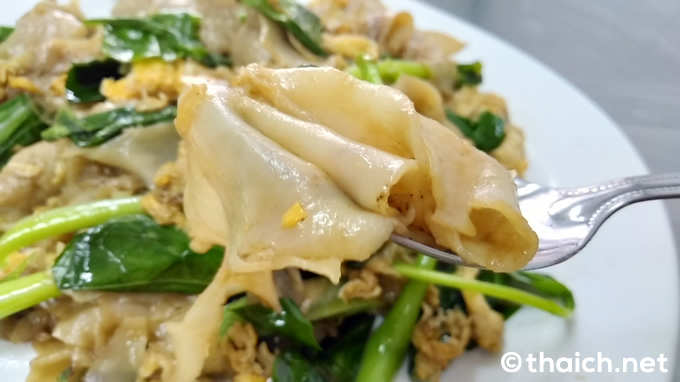 醤油炒め麺「パットシーウ」はタイ料理食堂の定番料理