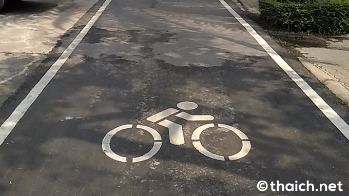 エカマイ・ラムイントラ通りの自転車専用道路