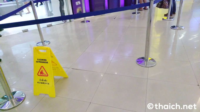 バンコクの某ショッピングセンターで床が隆起！崩壊しないよね？