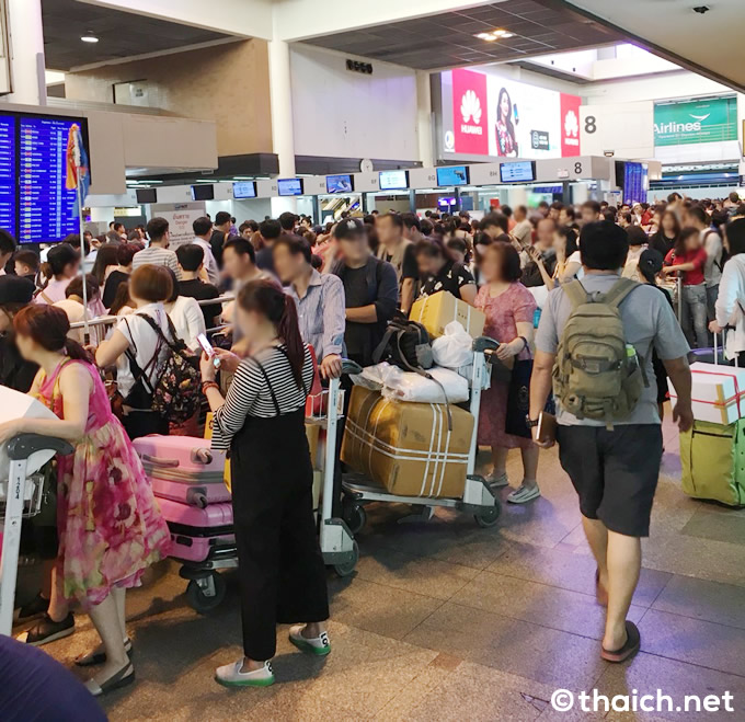 春節で空港大混雑、中国人旅行者であふれるタイ