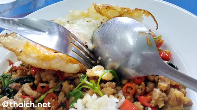 タイ料理の食べ方、右手にスプーンで左手にフォーク