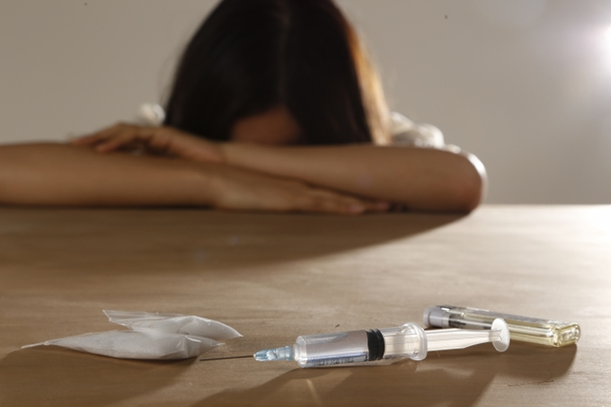 チョンブリ県の違法深夜営業のパブで72人が薬物陽性反応