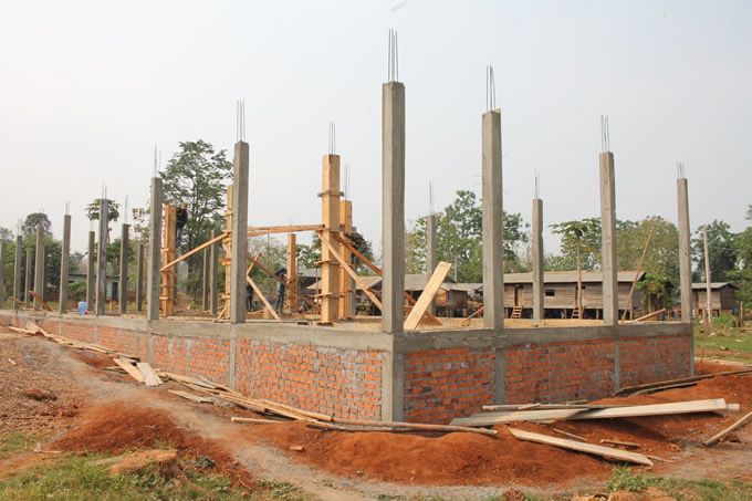 建設状況 左:カムトン中学校、右:ナボーン中学校 建設状況 左:カムトン中学校、右:ナボーン中学校