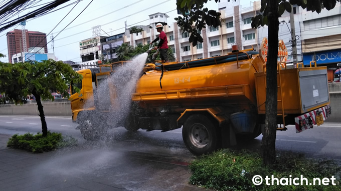 バンコクの街路樹に水を撒くダイナミックな放水車