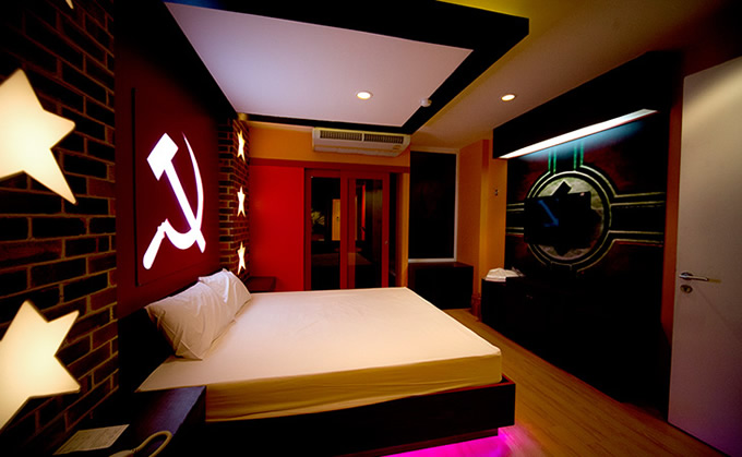 タイ中部ノンタブリ県のラブホテルのナチス部屋、ヒトラーのイメージを削除