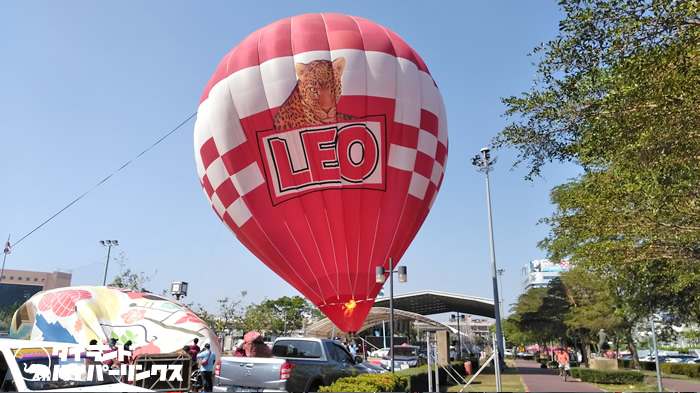 タイのビールブランド「LEO」の気球を飛ばす