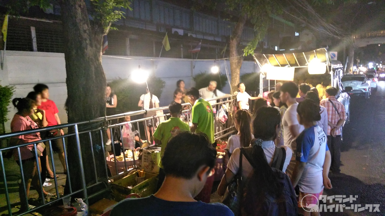 果物の王様ドリアンのシーズン到来！100バーツ／キロのドリアンに行列