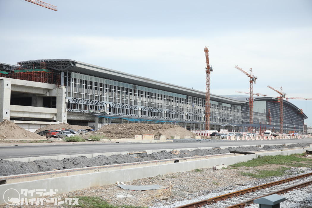 タイ国鉄バンスー駅、建設工事の様子を鉄道から見る