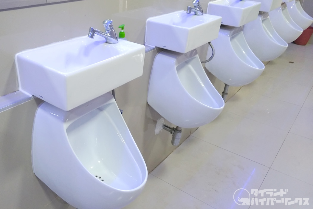 洗面台付き男性用小便器 最新トイレをバンコクで発見 タイランドハイパーリンクス Thai Hyper