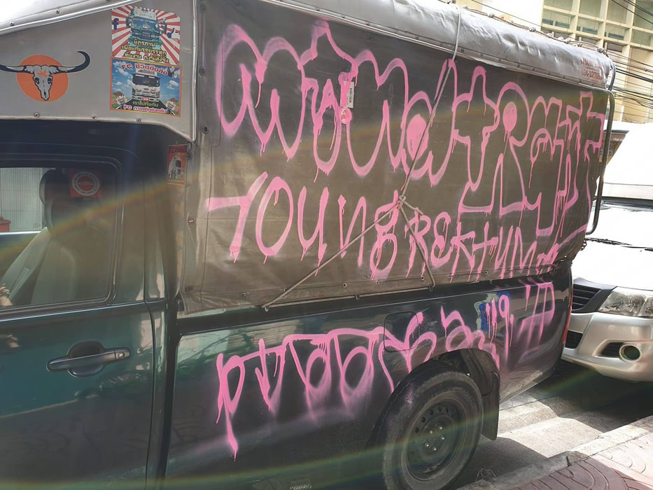 中華街でトラックや壁にスプレーで落書き、アメリカ人男女をパタヤで逮捕