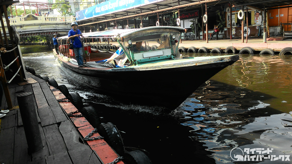 バンコクの運河で泳いでいた少年、ボートバスにはねられ死亡 バンコクの運河で泳いでいた少年、ボートバスにはねられ死亡