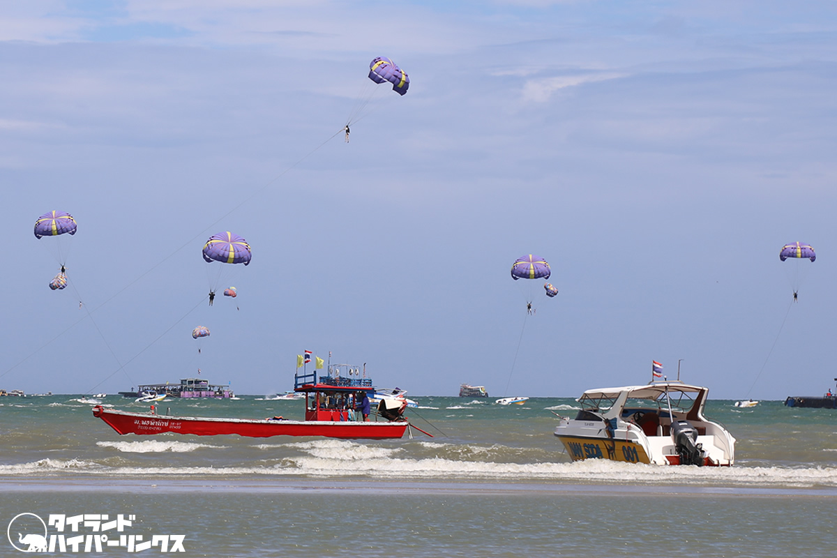 パタヤの空に浮かぶパラセイリング