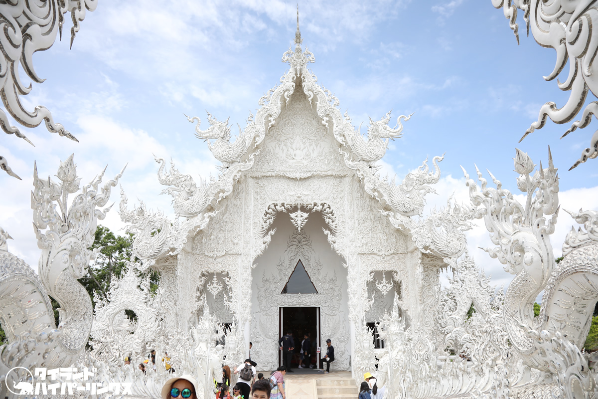 「チェンライの白い寺」のチャルムチャイ・コーシッピパット氏が3年後の引退を宣言