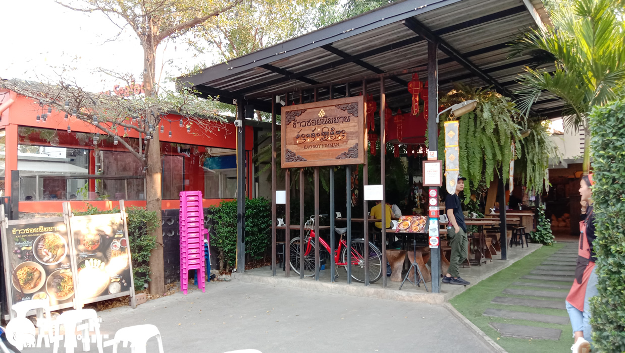チェンマイの人気店「カオソーイ・ニマン」で チェンマイの人気店「カオソーイ・ニマン」で