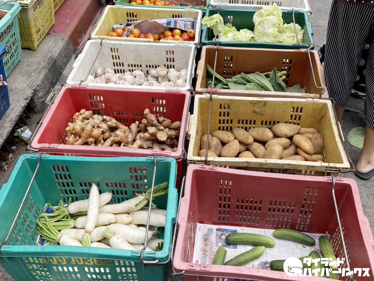 スクンビット通りの奥様たち必見！金曜午後の青空野菜市場が安い！