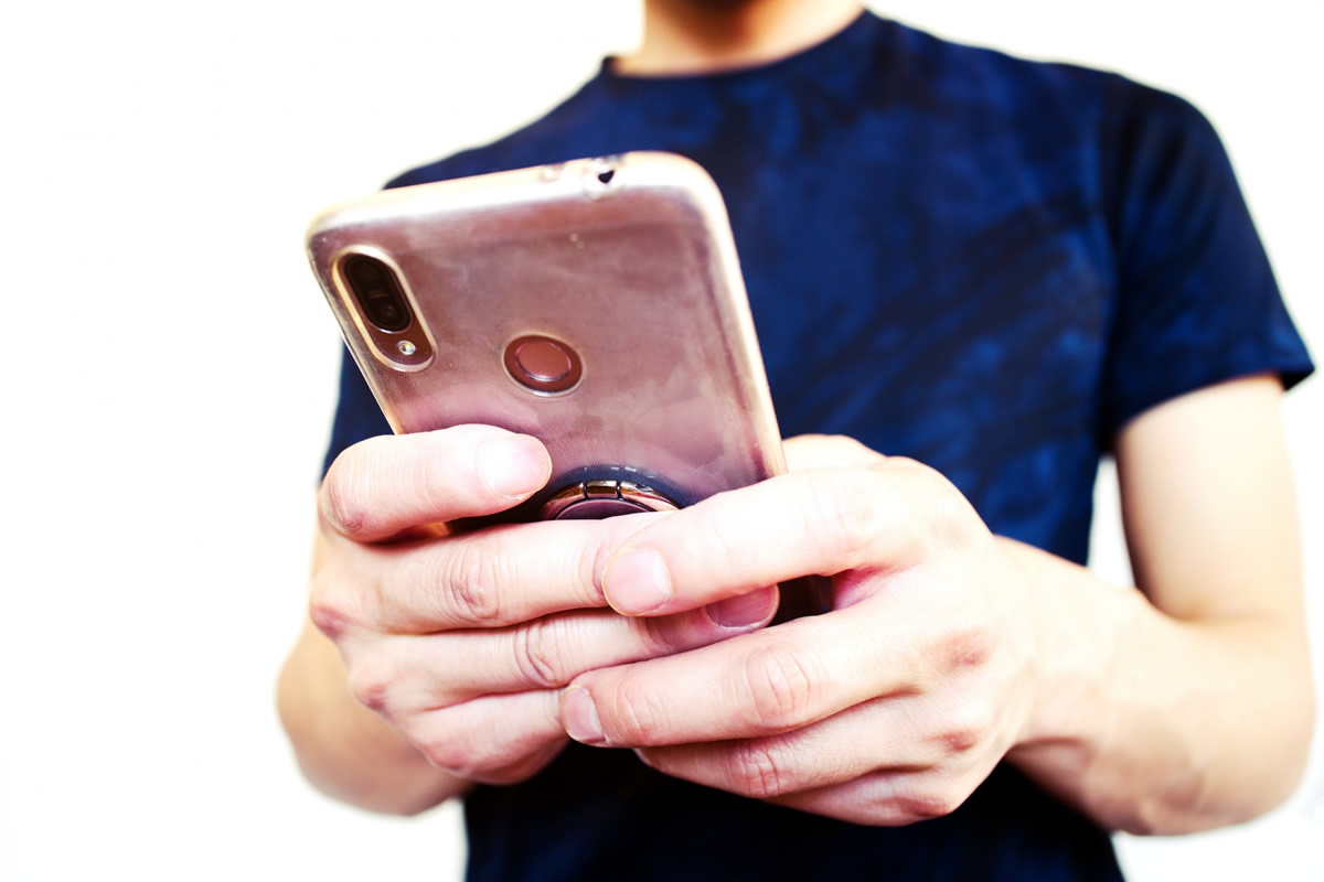 無許可で女性の写真を撮った男が逮捕、被害者の10歳の娘が容疑者に説教