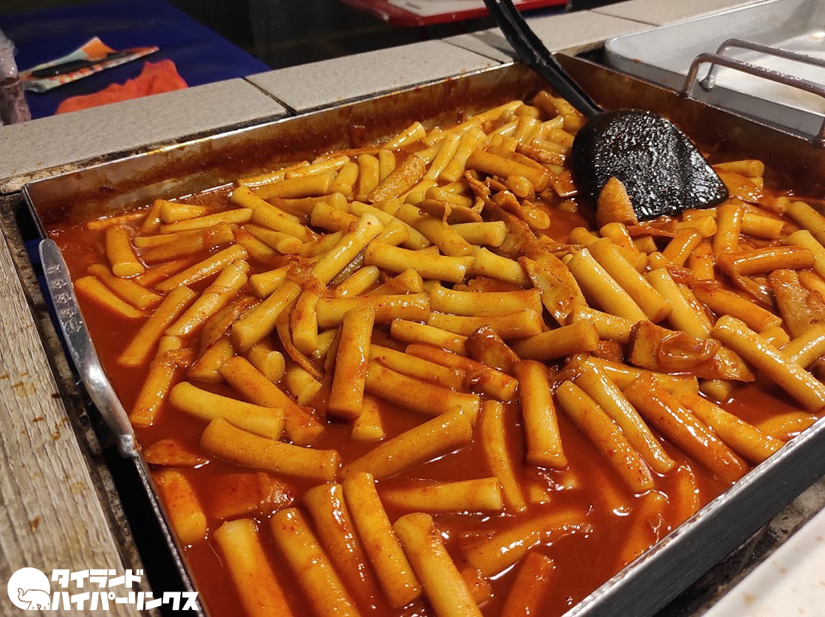 バンコクのナイトマーケットで韓国料理屋台を発見 トッポギとオデンを食べる タイランドハイパーリンクス Thai Hyper
