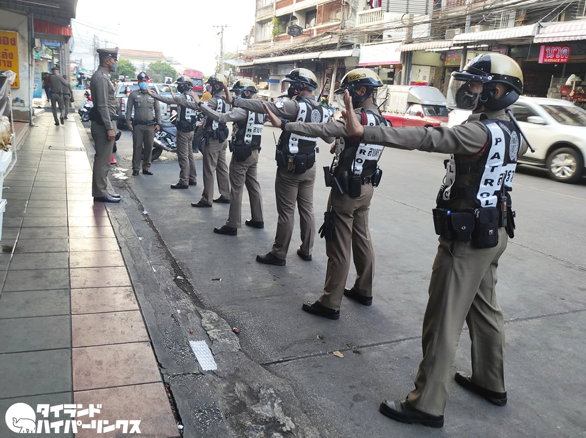 バンコクの8万人の警察官、年末年始の休みなし