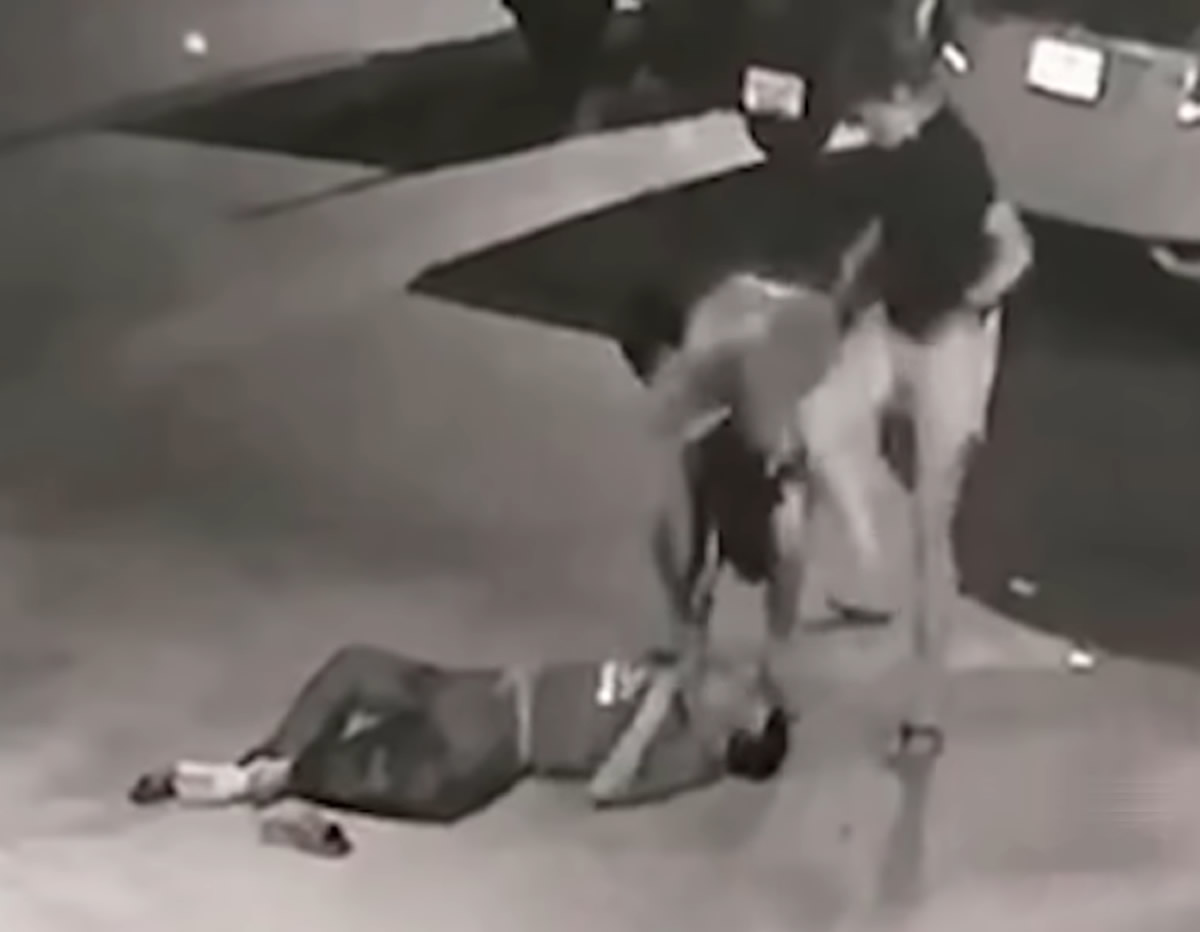 13歳少女が男性を踏みつけて殺害、携帯電話を盗まれた報復と主張