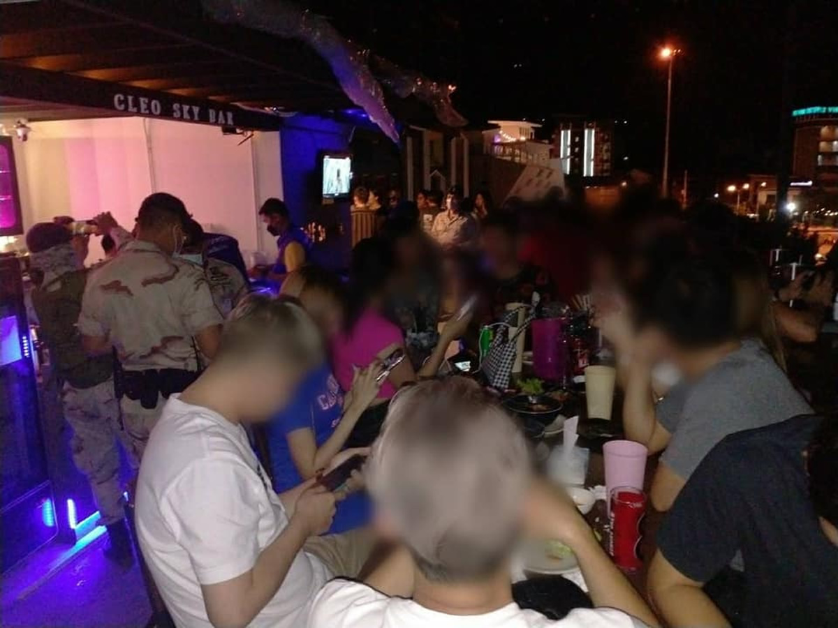 飲酒規制でチェンマイのルーフトップバー「Cleo Sky Bar」を摘発し客ら25人逮捕
