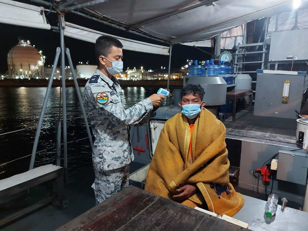タイ湾で二日間浮かんでいた男性を海軍が救助