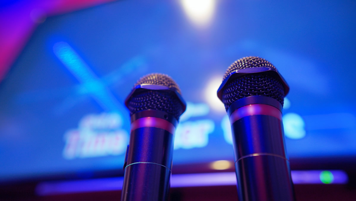 深夜の娯楽施設で男女220人逮捕、ドラッグや電子タバコも押収