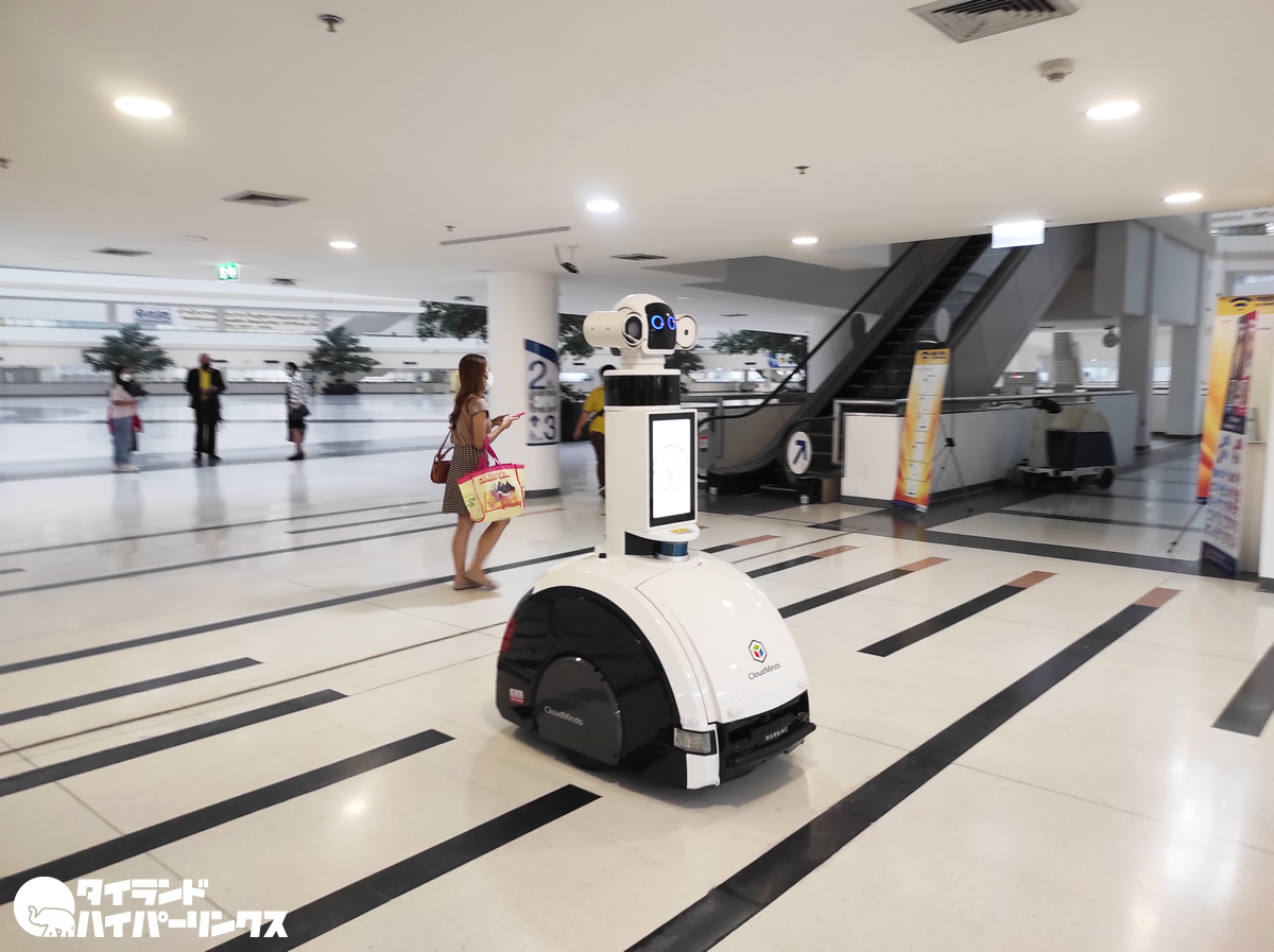 タイ政府総合庁舎にロボット出現! タイ政府総合庁舎にロボット出現!