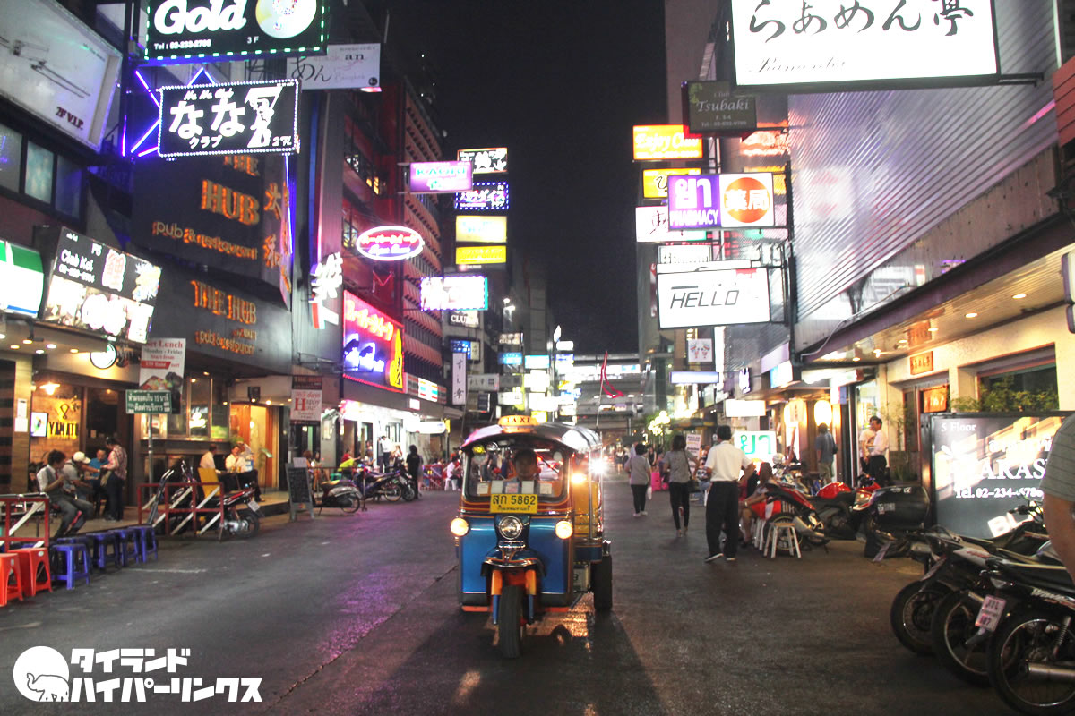 日本人向けの料理店やカラオケ店が並ぶタニア通り