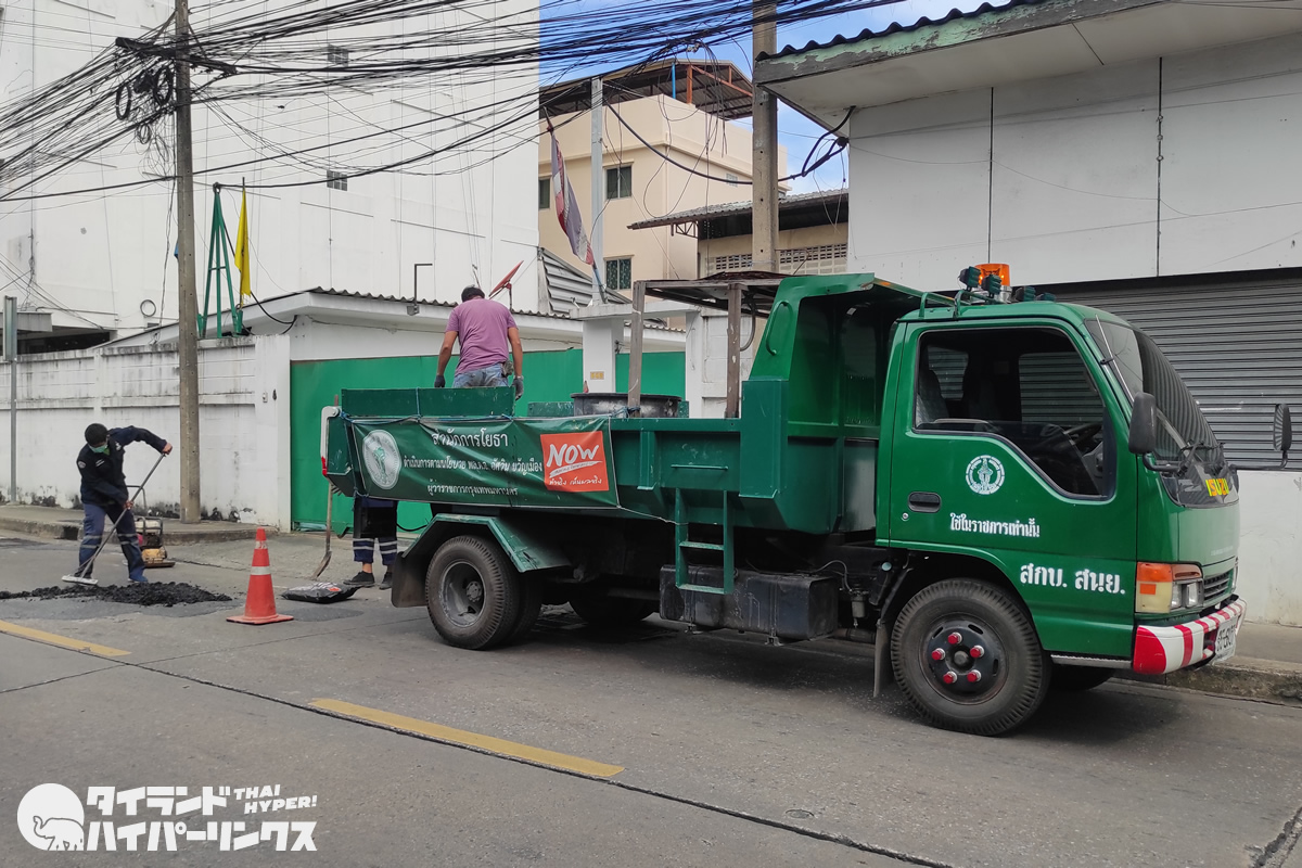 道路の穴を塞ぐ補修工事【バンコクの街角の風景】