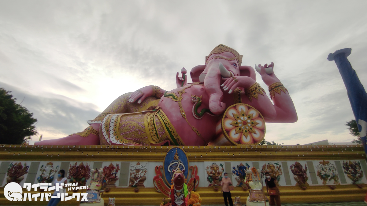 ピンクのガネーシャの寺院「ワット・サマーン」の混沌 | タイランド