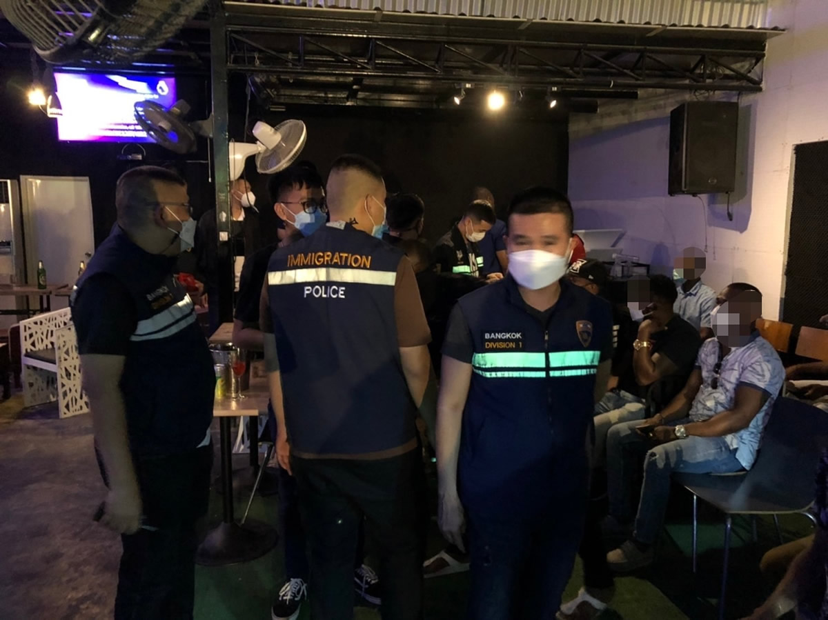 バンコク・フアマークのレストラン「Nakhon Bar'Bangkok」が違法営業、アフリカ人30名逮捕