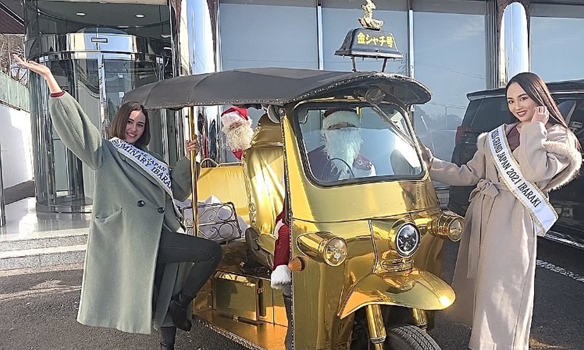 ミスコン美女とサンタ、タクシー「トゥクトゥク」に乗って茨城でプレゼント配り