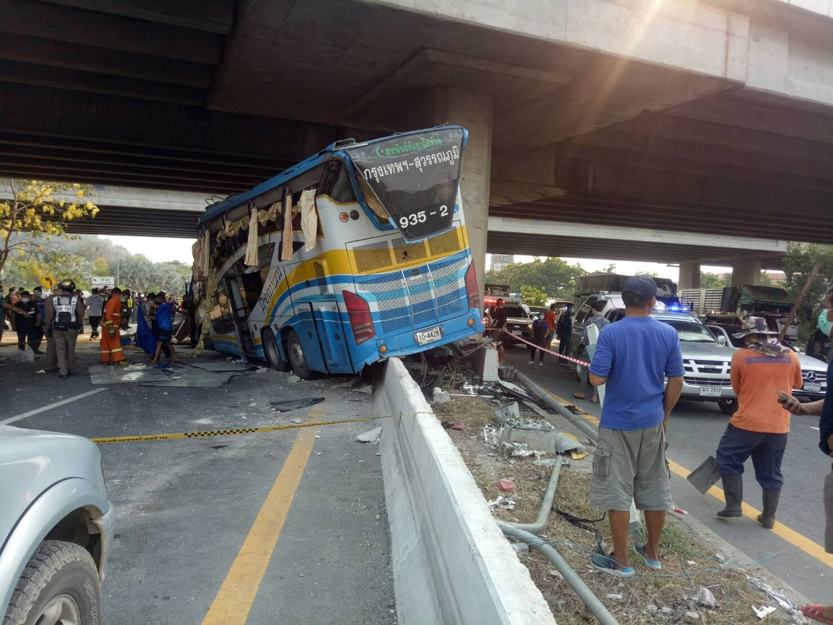 バンコク行き長距離バスが事故、5人死亡 30人負傷