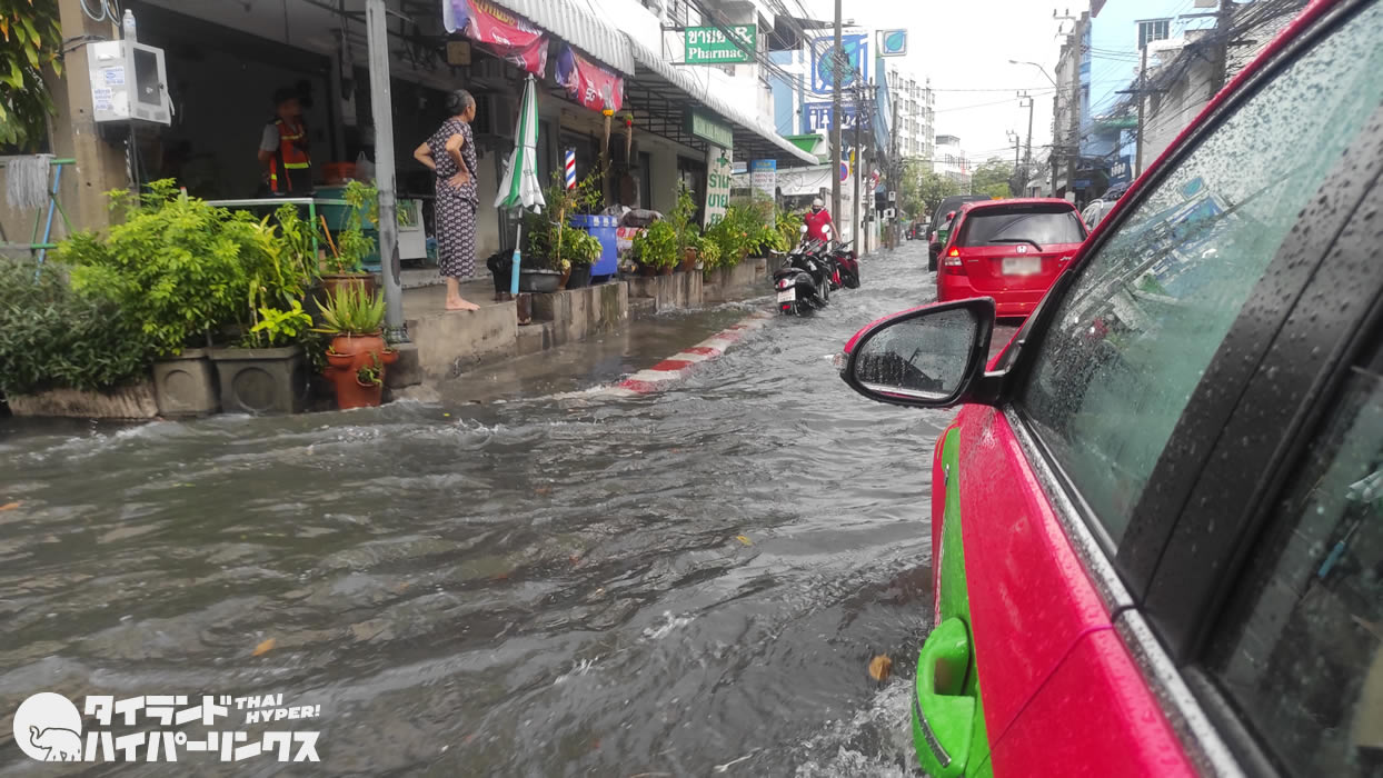 川になるバンコクの道路 夏の大雨で冠水 タイランドハイパーリンクス Thai Hyper