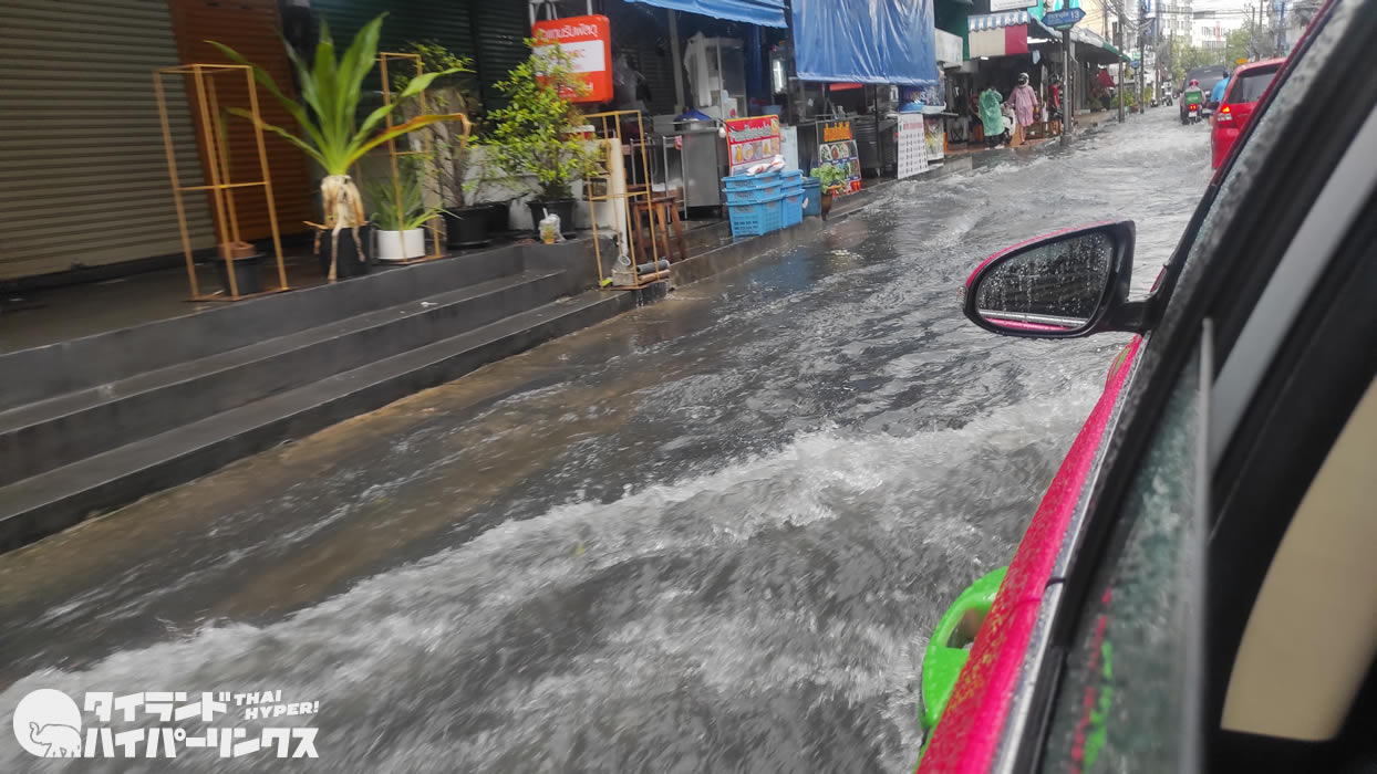川になるバンコクの道路、夏の大雨で冠水