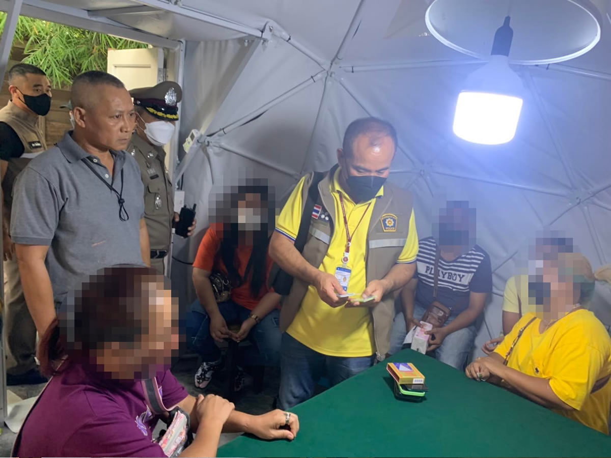 森のテントの賭博場でギャンブラー18人逮捕、タイ警察は15万バーツの賄賂を拒否