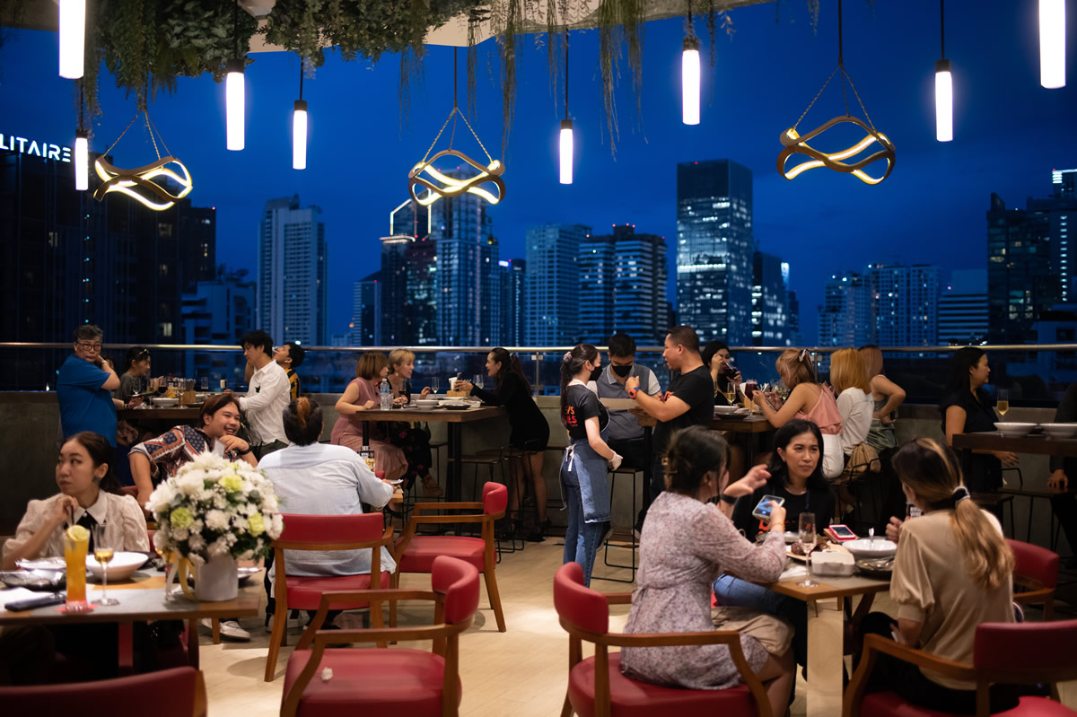 バンコクの夜景が広がる屋外ダイニング「brews＆‘ques by Crave」が30％割引中