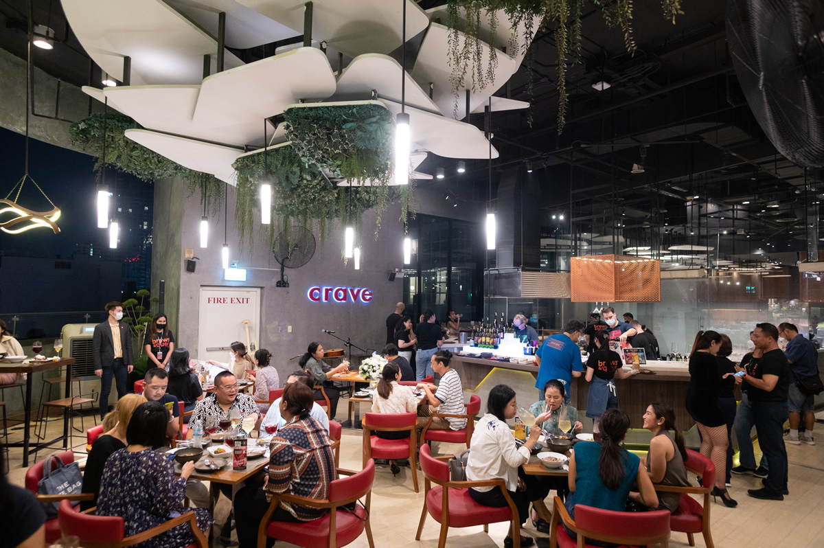 バンコクの夜景が広がる屋外ダイニング「brews＆‘ques by Crave」が30％割引中