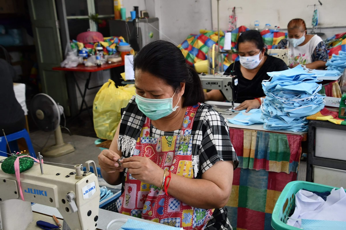 スラムに住む女性らがFEEMUEの商品を製作している