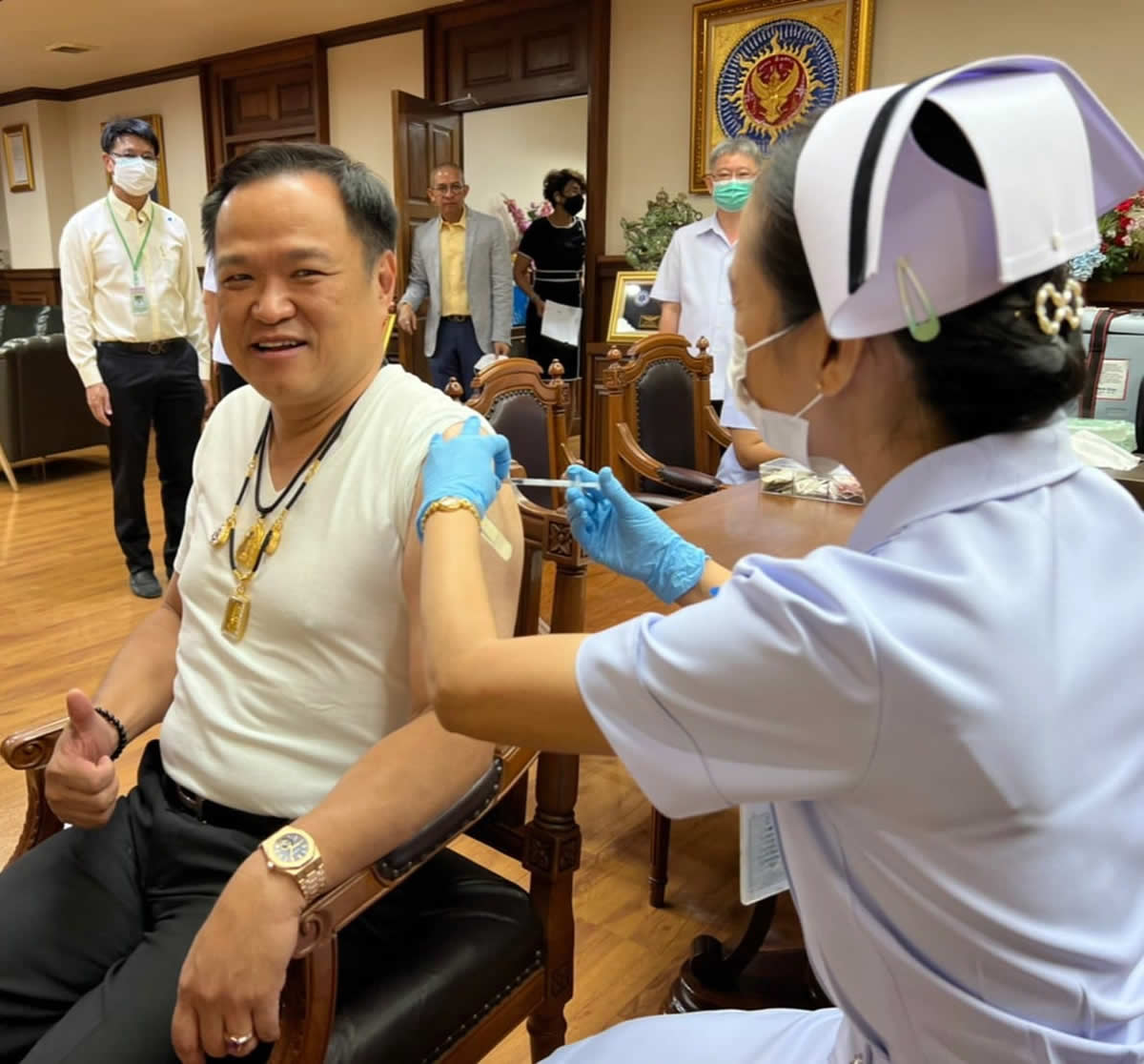 タイ保健省アヌティン大臣、6度目のワクチン接種